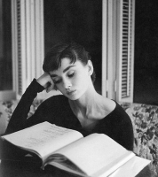 Audrey hepburn lisant